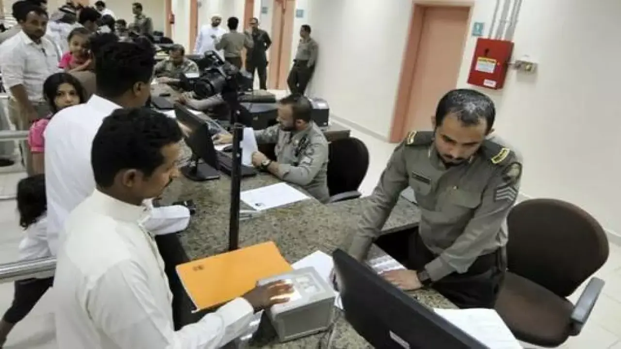 تحذير لجميع المقيمين.. الجوازات السعودية تضع اللمسات الأخيرة لإلغاء هوية غير الملتزمين